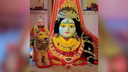 only one temple is in Kashi where Lord Shiva is decorated in nine Durgas