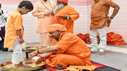 Gorakhpur, CM Yogi worshiped nine girls in Gorakhnakh temple and fed them with his own hands.