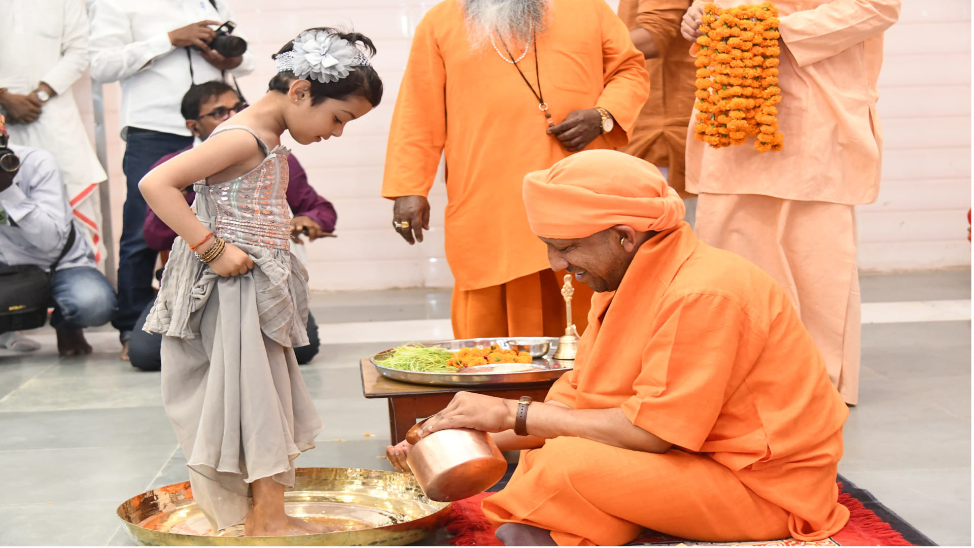 Gorakhpur, CM Yogi worshiped nine girls in Gorakhnakh temple and fed them with his own hands.