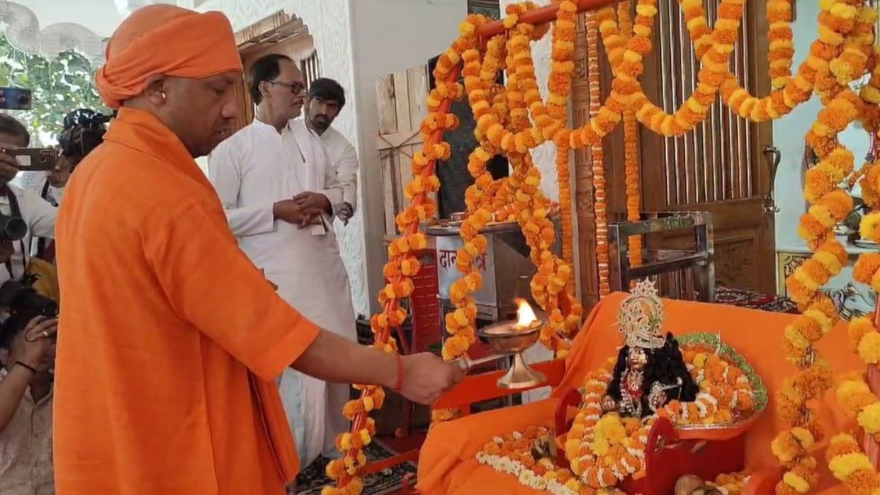 CM Yogi celebrated Shri Ram's birth anniversary in Gorakhnath temple, performed Aarti by swinging