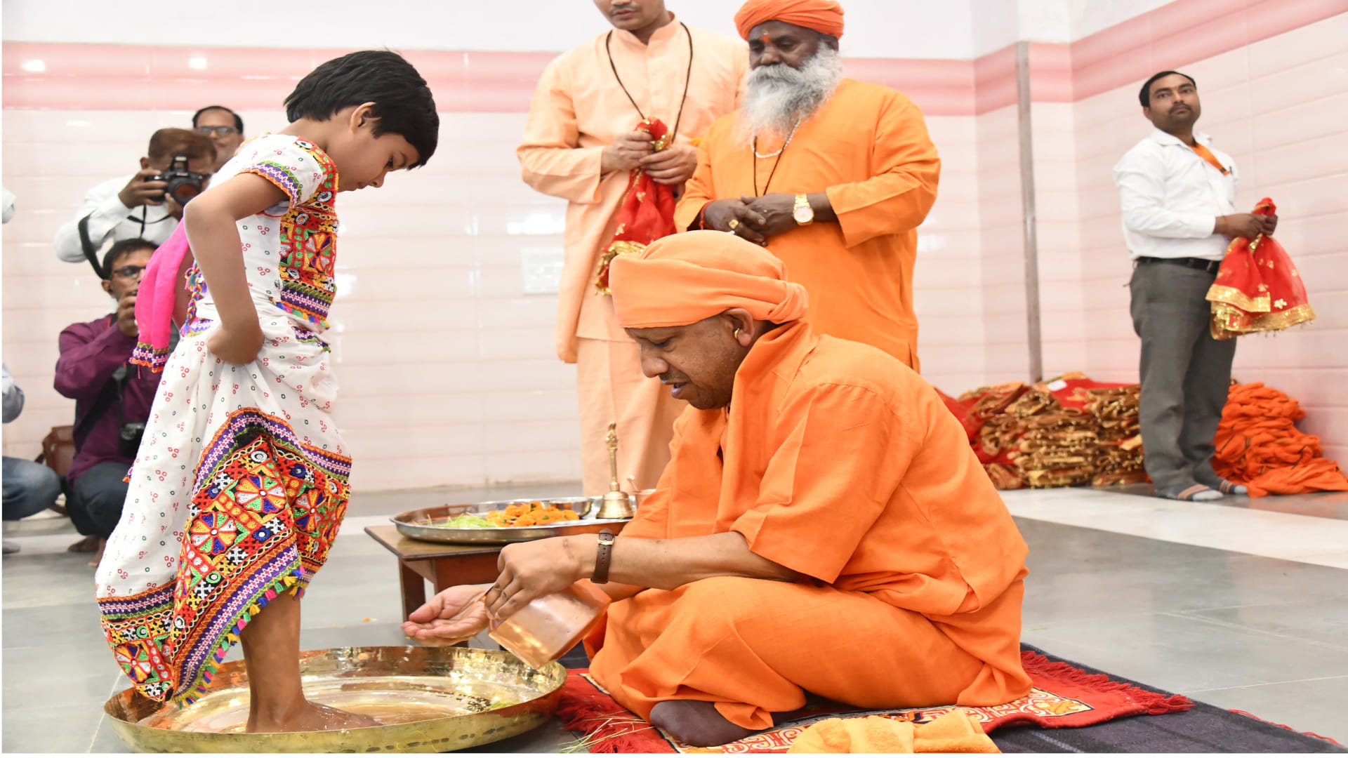 Gorakhpur, CM Yogi worshiped nine girls in Gorakhnakh temple and fed them with his own hands.