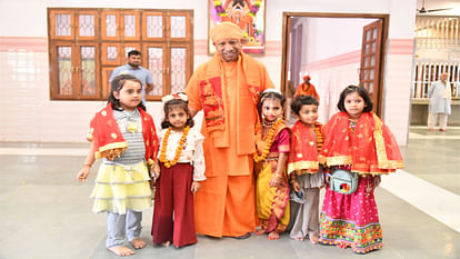 Gorakhpur, CM Yogi worshiped nine girls in Gorakhnakh temple and fed them with his own hands.