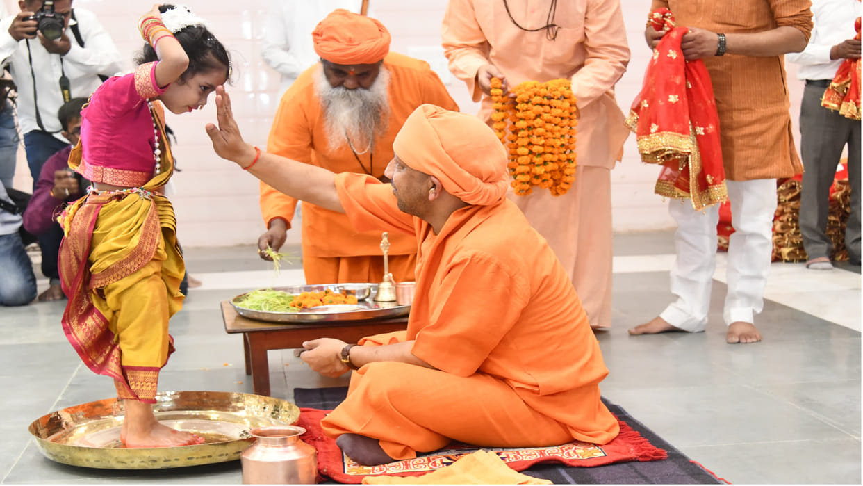 Gorakhpur, CM Yogi worshiped nine girls in Gorakhnakh temple and fed them with his own hands.