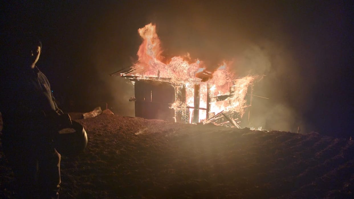 Uttarkashi News Fire broke out in residential house in Saud village of Mori family saved their lives by runnin