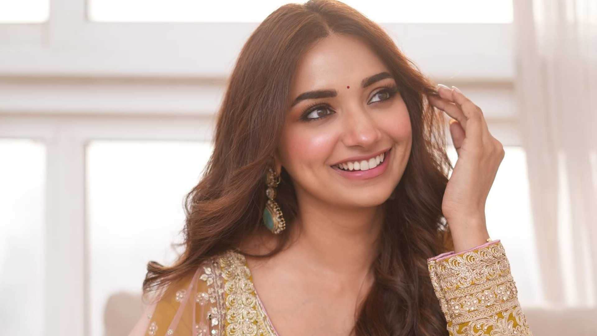 TV CELEBS Who Have Battle with Mental illness Jiya Shankar Aishwarya Sharma Aamna Sharif Urvashi Dholakia