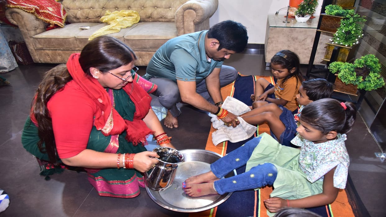 Minister Nandi and former mayor performed Kanya Puja with havan-puja, washed their feet and took blessings.