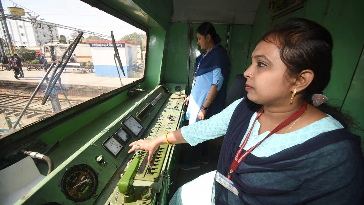 UP News Indian Railways Emergency Break New Device Vigilance control device Stop Train If driver falls asleep