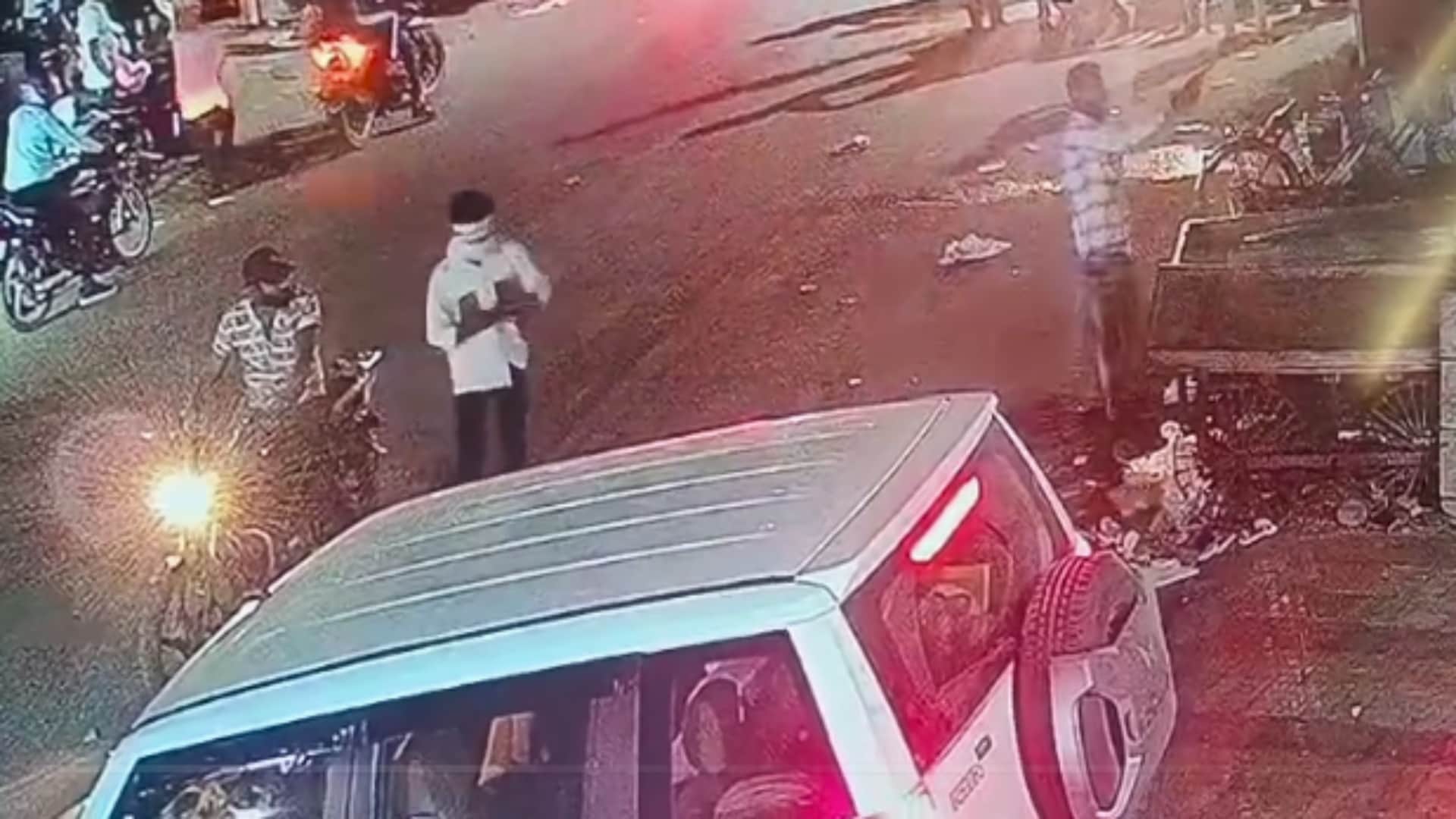 फायरिंग करते बदमाश