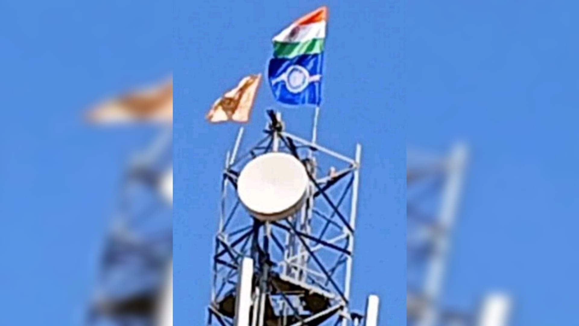 टावर पर लगा राष्ट्रीय ध्वज