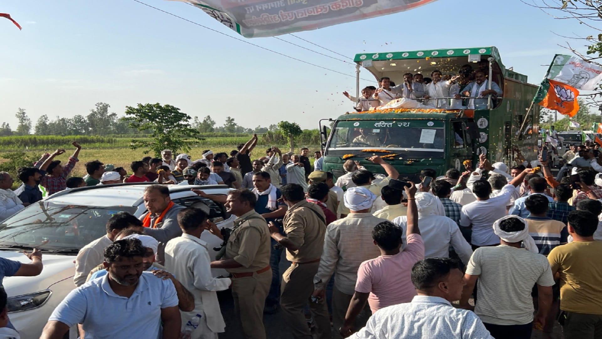 Flowers were showered in Chaudhary Jayant road show in Muzaffarnagar, emotional things were said to elders