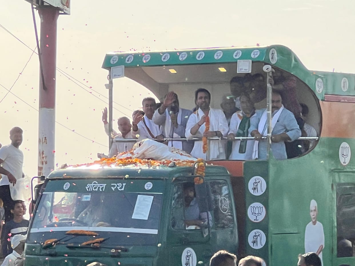 Flowers were showered in Chaudhary Jayant road show in Muzaffarnagar, emotional things were said to elders