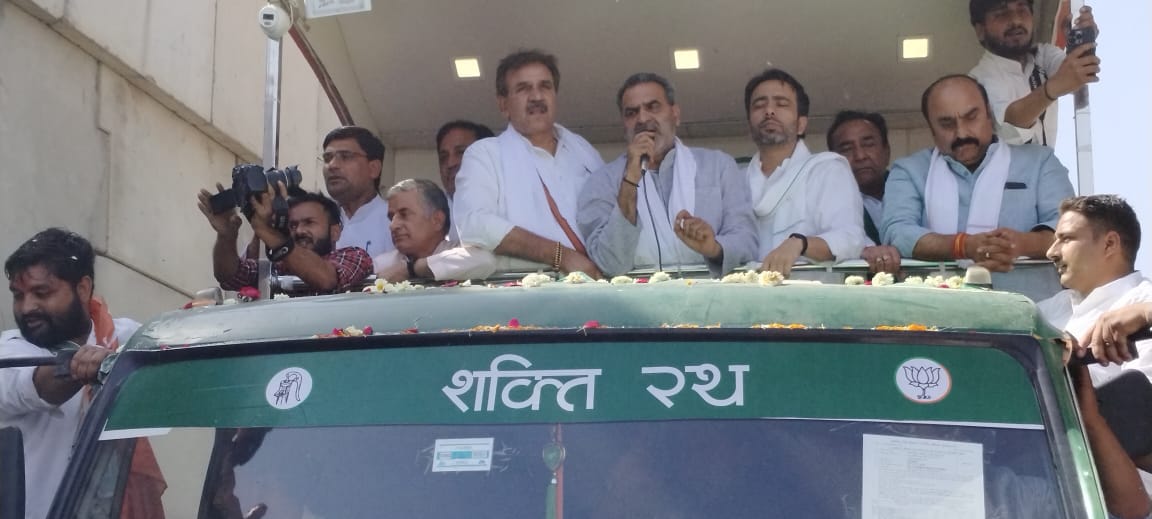Flowers were showered in Chaudhary Jayant road show in Muzaffarnagar, emotional things were said to elders