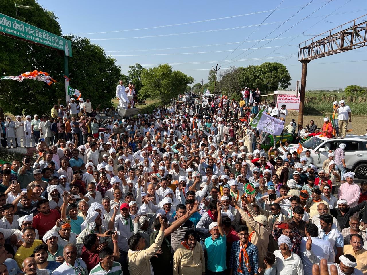 Flowers were showered in Chaudhary Jayant road show in Muzaffarnagar, emotional things were said to elders