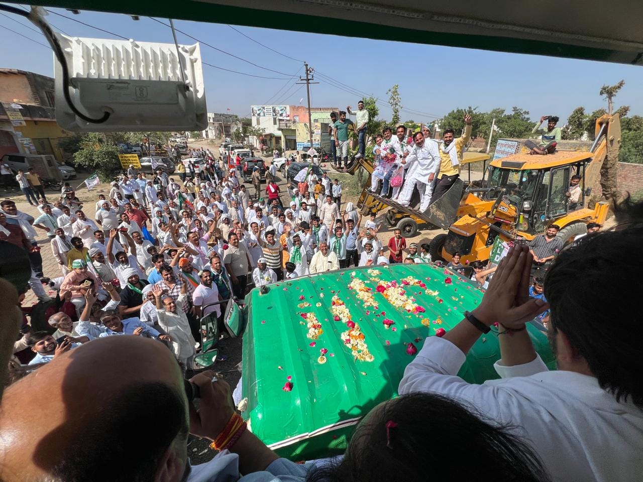 Flowers were showered in Chaudhary Jayant road show in Muzaffarnagar, emotional things were said to elders