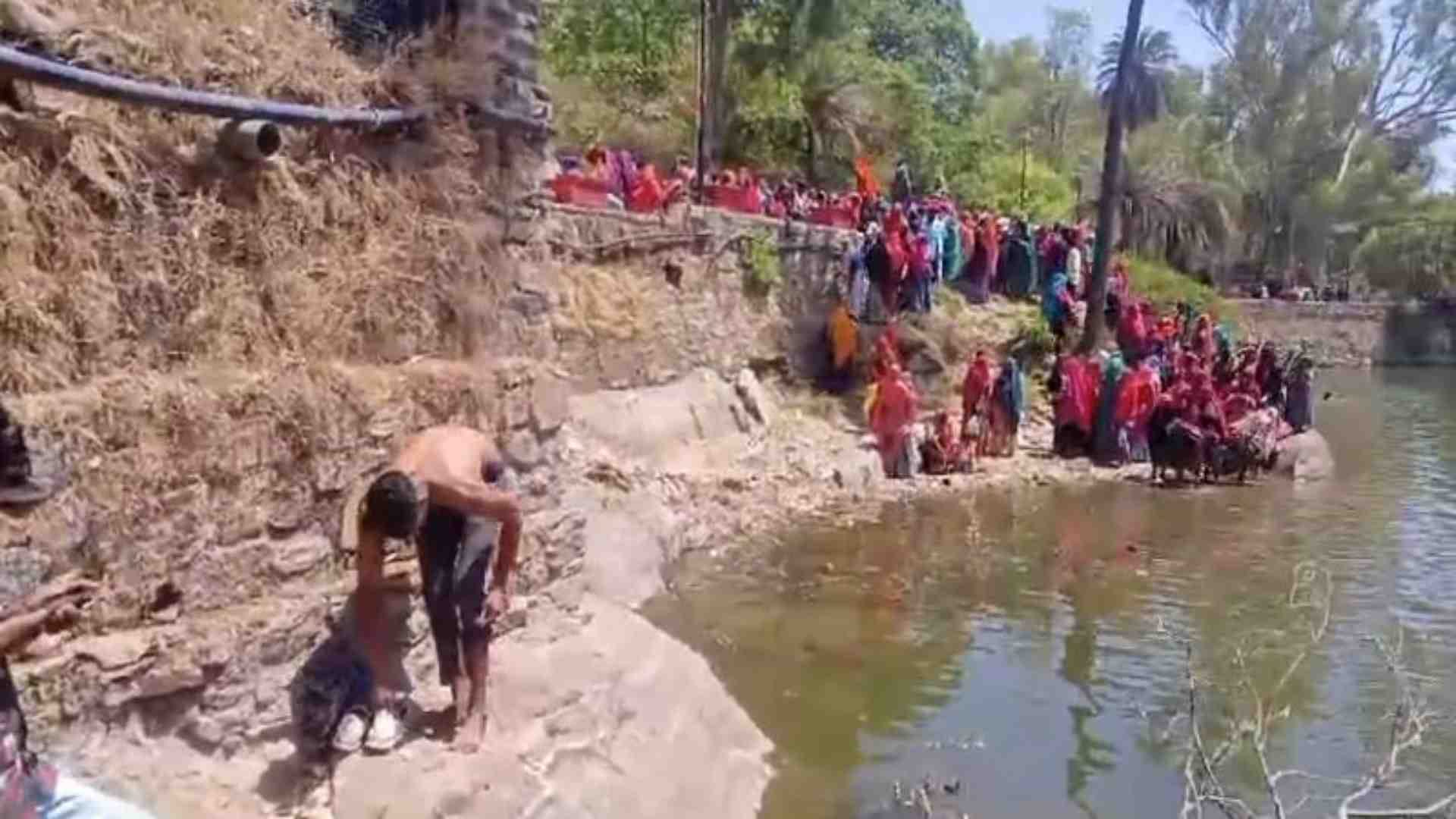 नक्की लेक में लगी लोगों की भीड़।