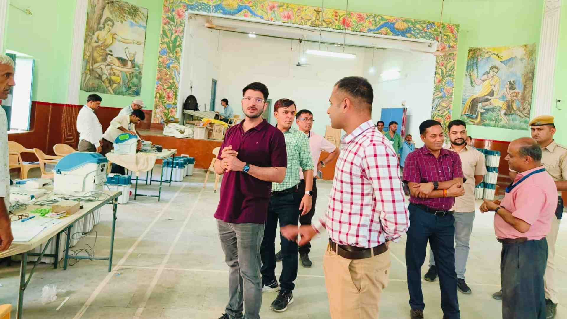 निरीक्षण करते चुनाव पर्यवेक्षक।