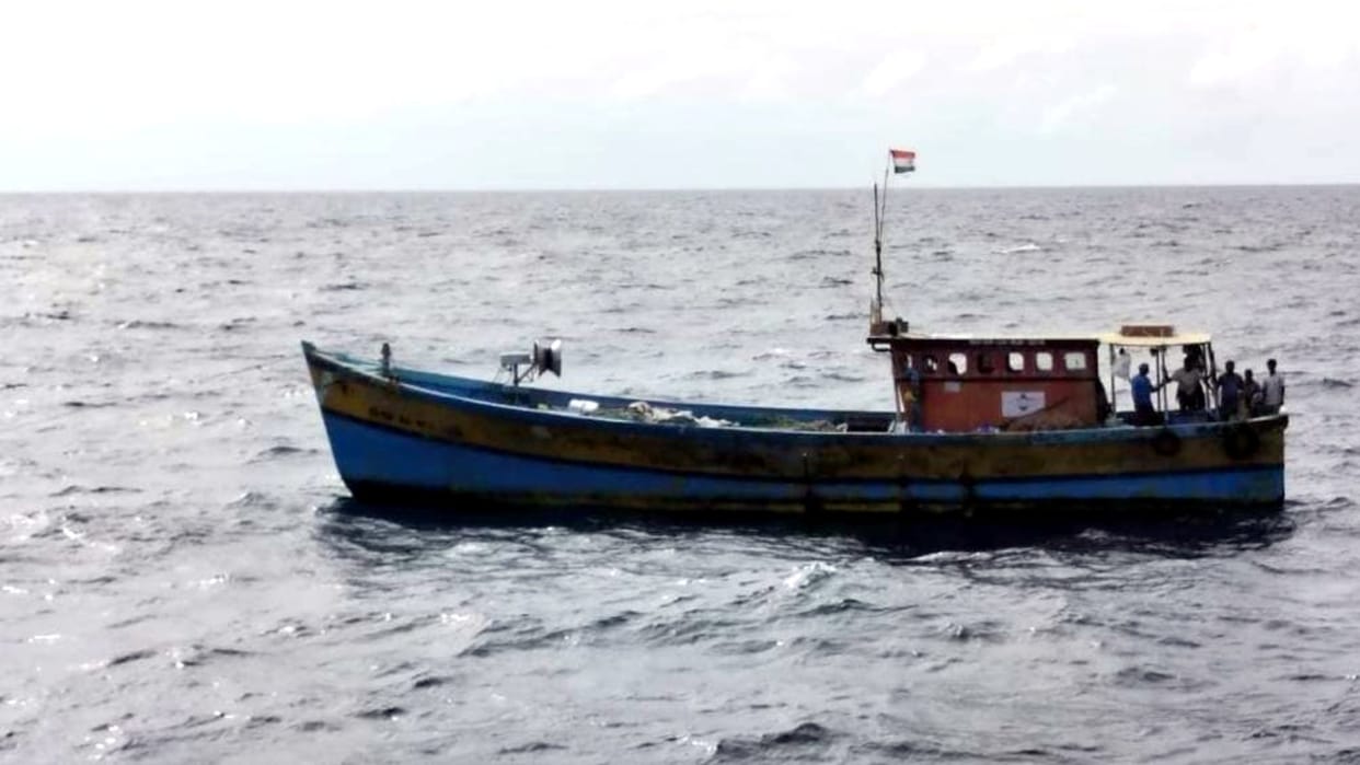 Indian Coast Guard caught fishing boat 11 lakh cash recovered diesel smuggling