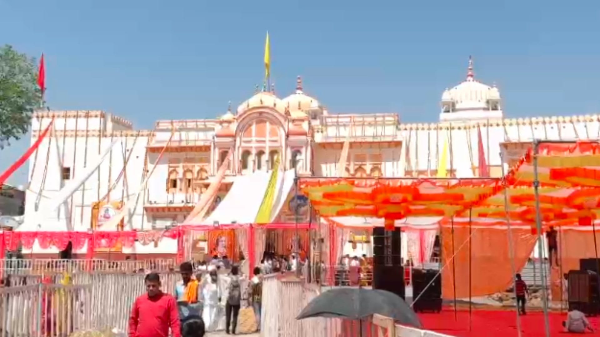 ओरछा में रामराजा सरकार के मंदिर की आकर्षक सजावट की गई थी।