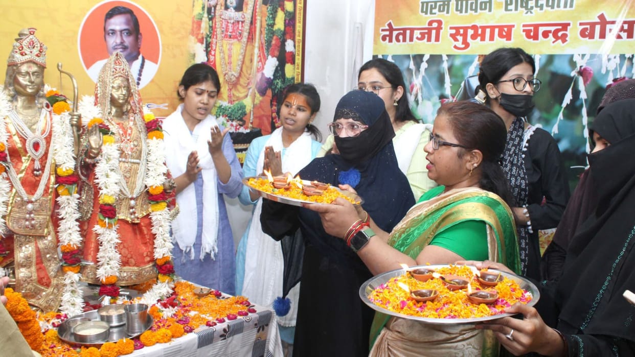 Muslim women performed aarti of Shri Lord Ram and mata Janaki at ramanavami in varanasi