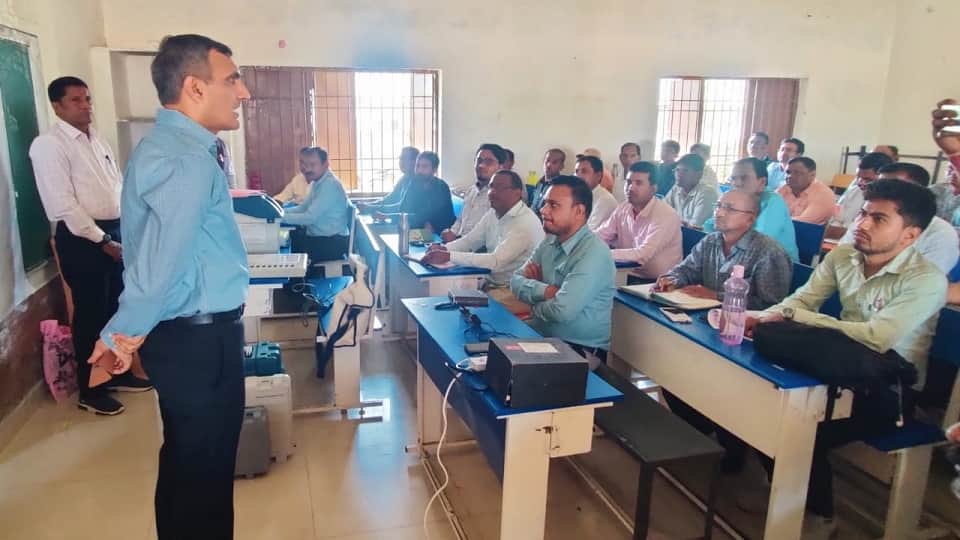 प्रशिक्षण के दौरान पहुंचे कलेक्टर रणबीर शर्मा