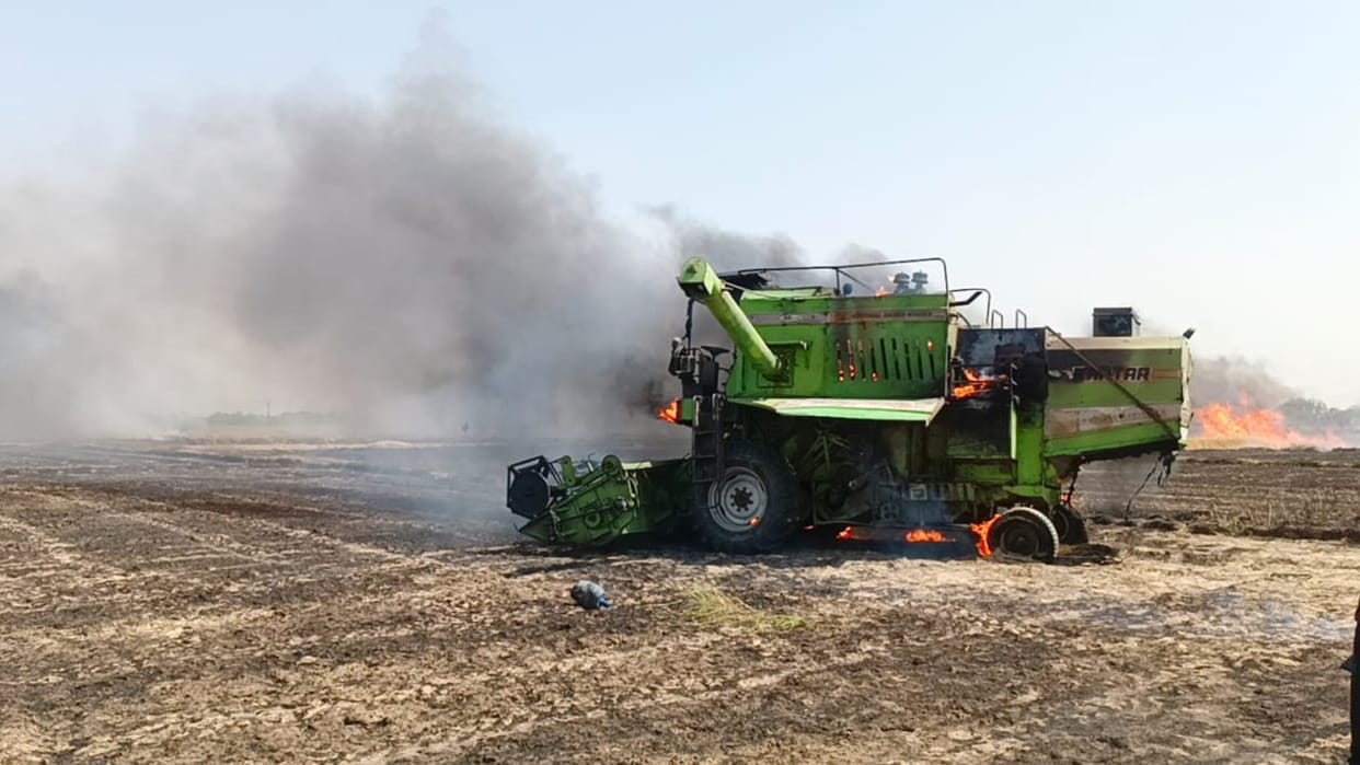 Spark came out from wheat cutting machine, more than 50 bighas of wheat crop burnt to ashes.