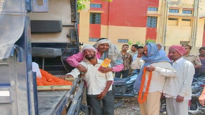 last rites of a female constable took place in Prayagraj, the family took the body of constable Rajesh to Mat