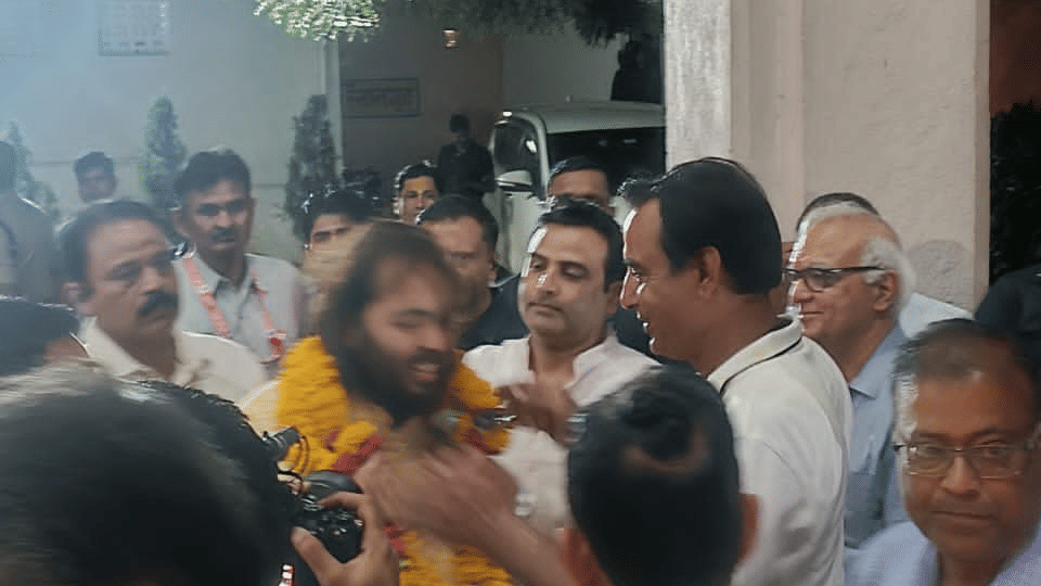 Anant Ambani reached Pitambara Peeth