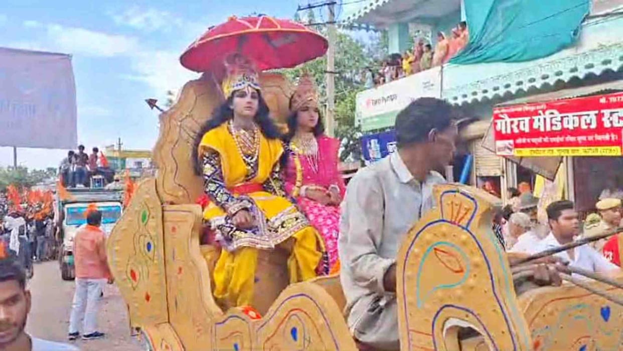 Karauli News: The procession on Ram Navami was welcomed with shower of flowers.