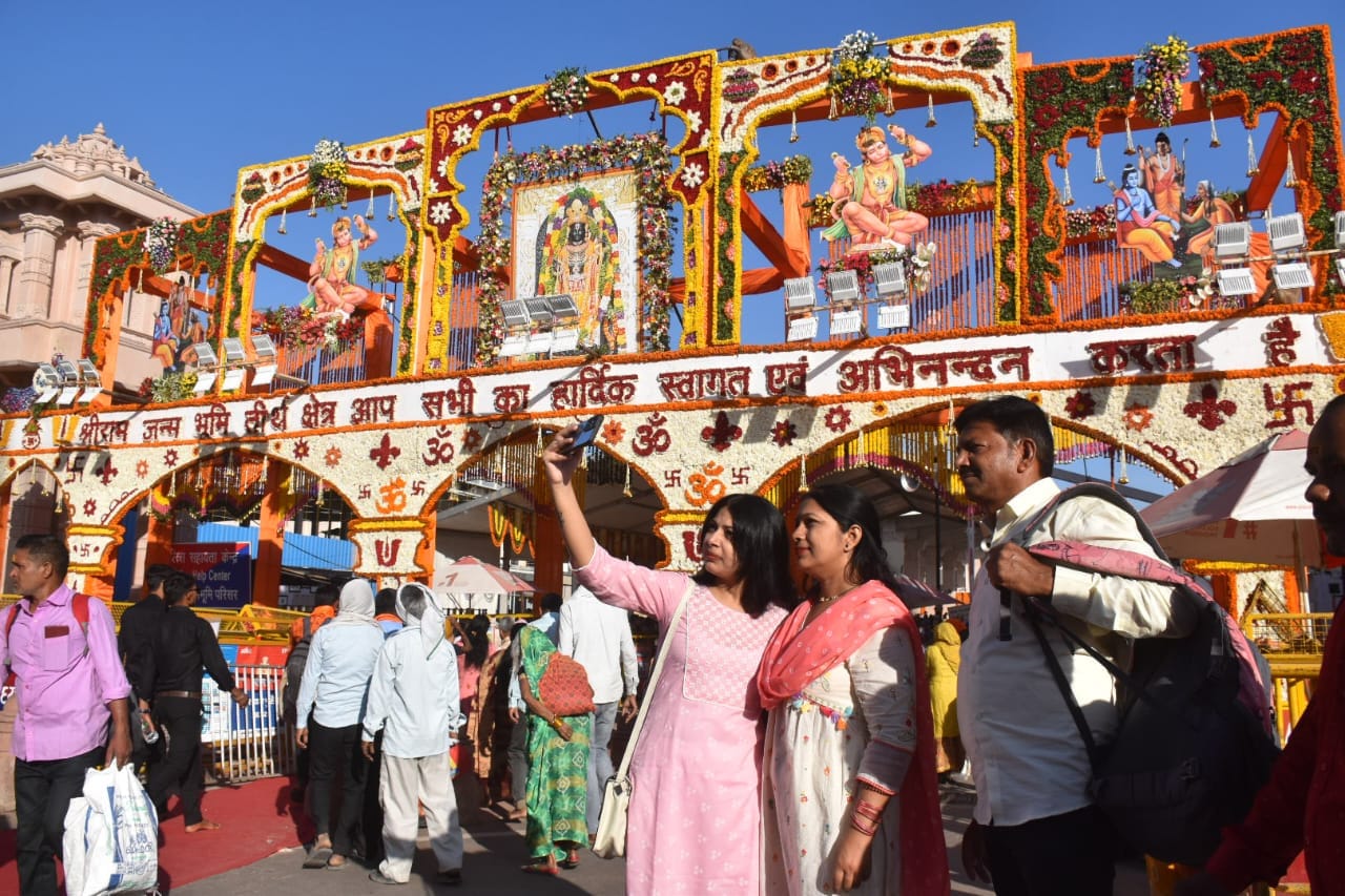 Ram Navami Celebration in Ayodhya Photos: Crowd Of Thousands Of People At Ram Temple, Hanuman Garhi