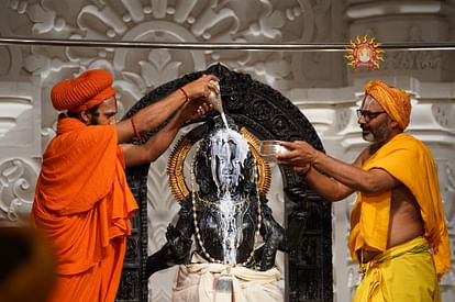 Ram Navami in Ayodhya: Ram Lalla Idol Took Divine Bath Photos Ram Mandir Darshan Rama Navami Celebration