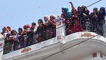 Road show: Priyanka Gandhi stops speech during Namaz in Saharanpur and see photos