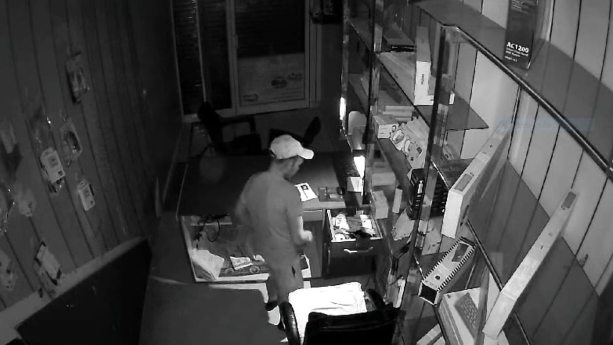 Fatehabad: Thieves entered hair salon and computer shop, stole cash