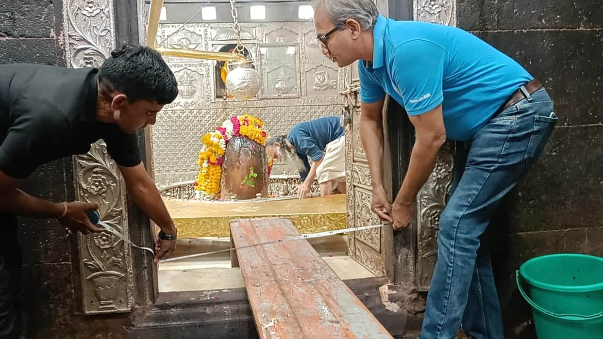 Ujjain: Team of forensic fire experts reached Mahakal temple, took measurements in the sanctum sanctorum