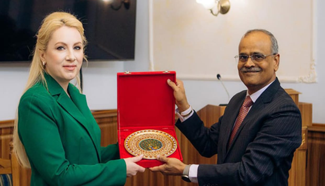 india ambassador to ukraine harsh jain visit ivano frankvisk city meet indian medical students