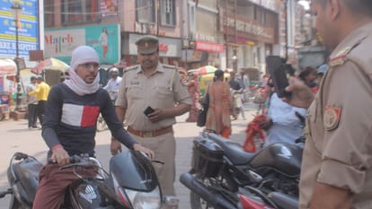 challan of 405 people who found drinking on road in varanasi and 74 youths caught