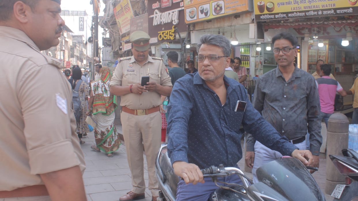 challan of 405 people who found drinking on road in varanasi and 74 youths caught