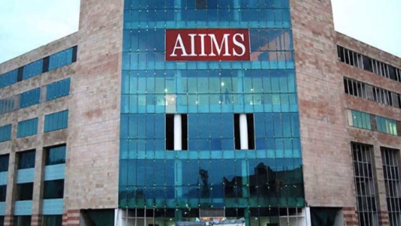 Police entered ward on third floor with a van to arrest the doctor Rishikesh AIIMS Nursing officer molest Case