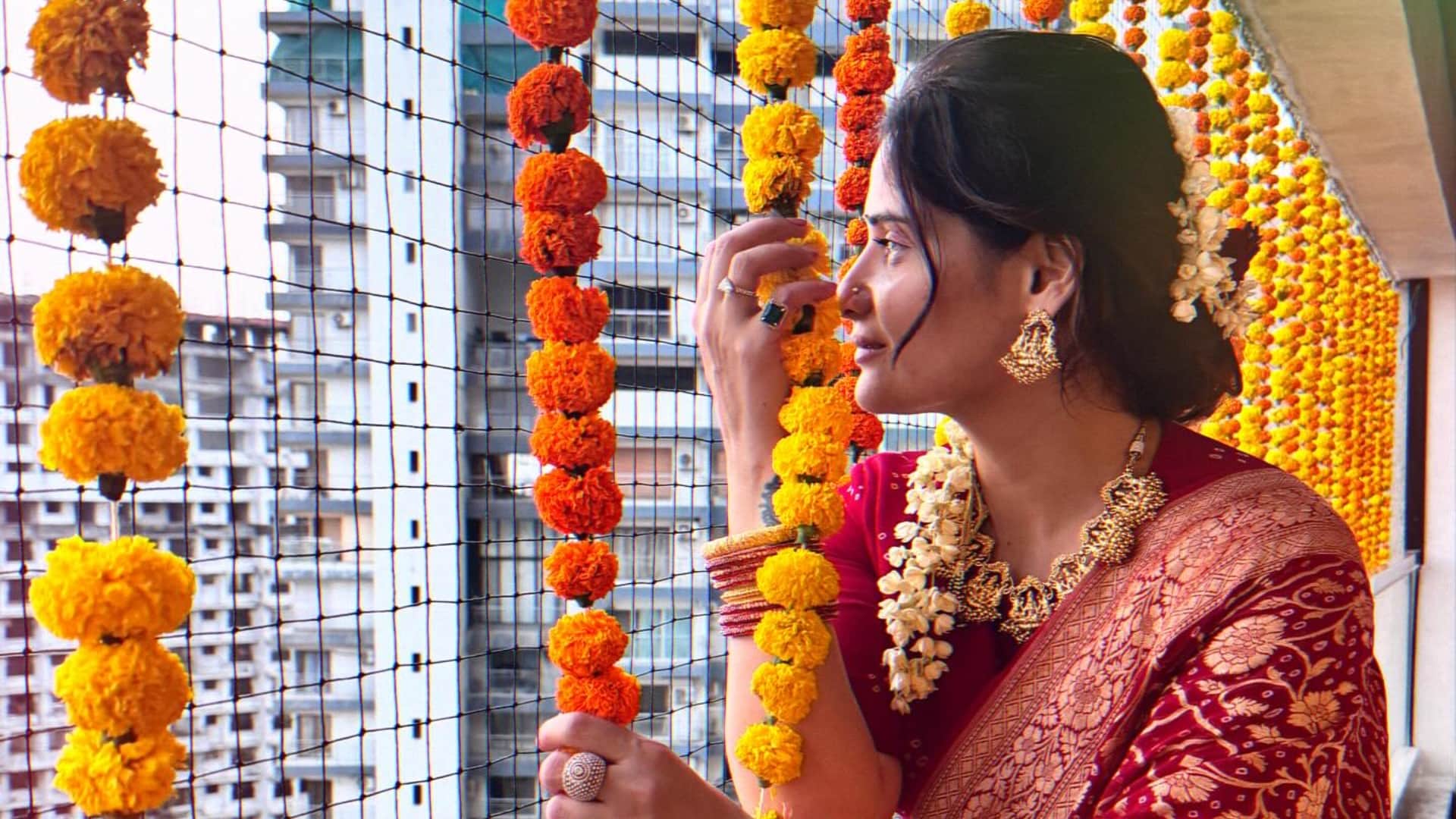 Arti Singh Dipak Chauhan wedding she visited Kashi Vishwanath with wedding card know bridal shower guest list