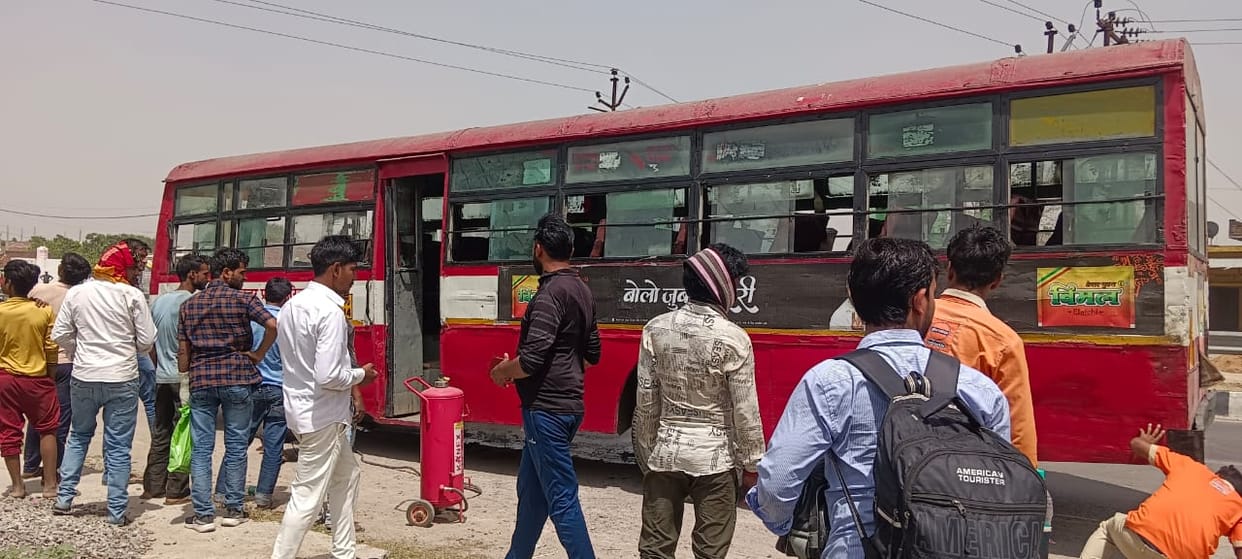 A bus catches fire in bahraich, all passengers are safe.