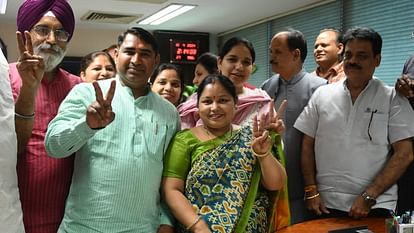 Delhi Mayor Election: भाजपा ने मेयर और डिप्टी मेयर के लिए उम्मीदवारों का किया एलान, जानिए किन्हें मिला मौका BJP nominated Kishan Lal for the post of Mayor and Neeta Bisht for the post of Deputy Mayor
