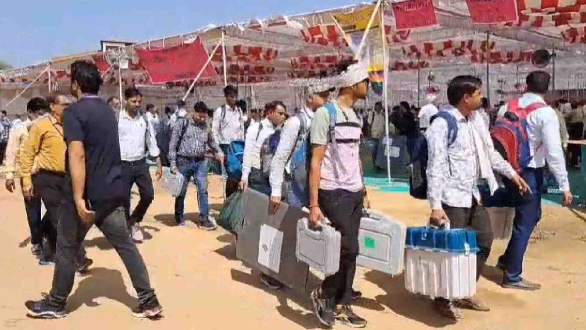 चुनाव के लिए रवाना होतीं पोलिंग पार्टियां।