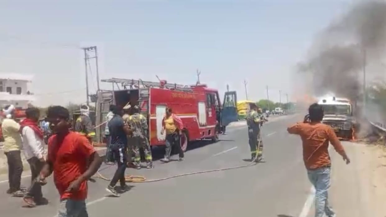 Ambulance burnt on road in jaunpur