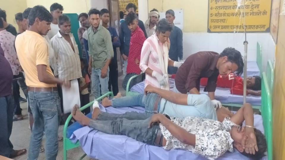 Eight people seriously injured in head-on collision between bikes in Firozabad
