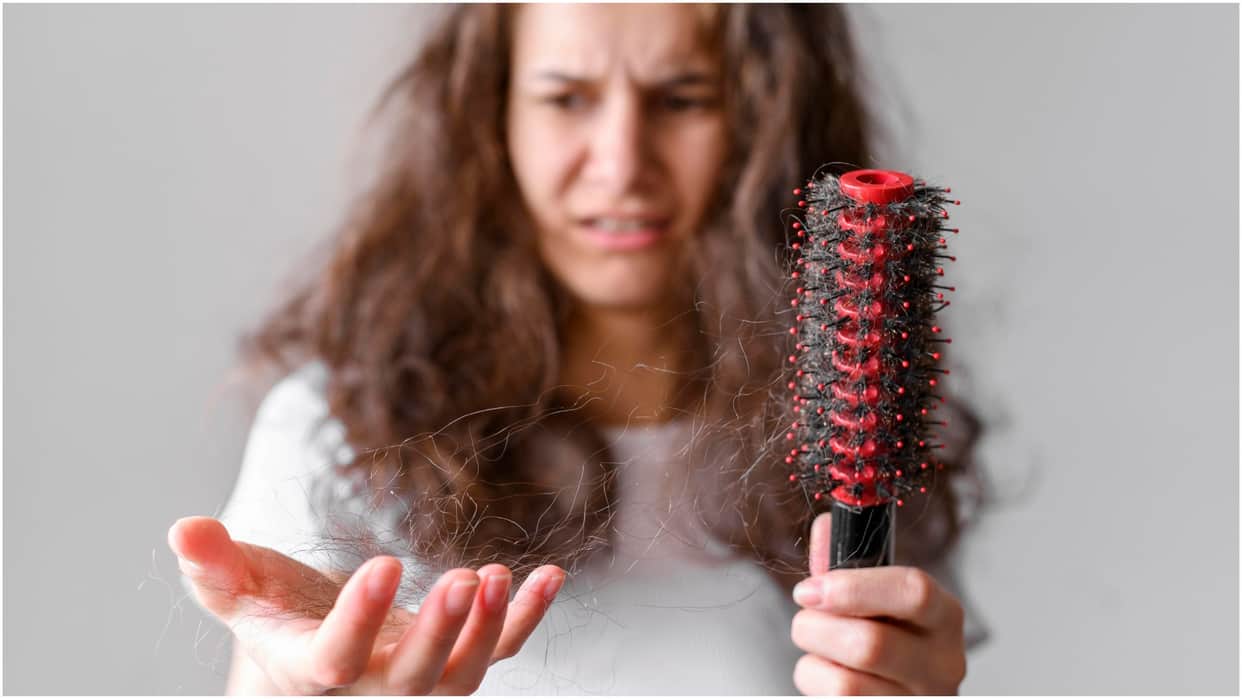 Hair Care tips in hindi reason behind hair fall and dandruff in hindi