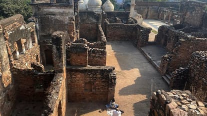 Historic buildings in Delhi have become ruins due to lack of maintenance, Tomb of Razia Sultan