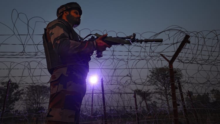 Rajouri: राजौरी में नियंत्रण रेखा पर सेना ने संदिग्ध आतंकवादियों पर की गोलीबारी, घुसपैठ की कर रहे थे कोशिश