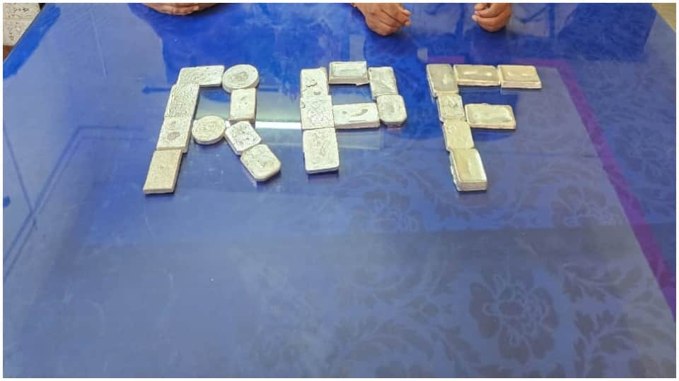Lucknow: RPF personnel spent the night walking around with a woman who had brought a gas cylinder onto the tra