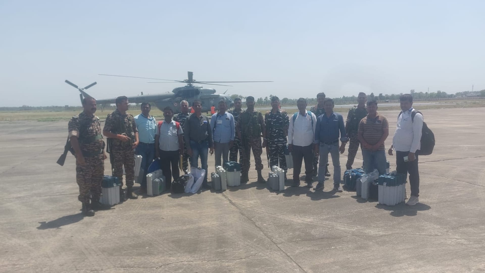हेलीकॉप्टर से मतदानकर्मी और सुरक्षाबल पहुंचे बूथ पर