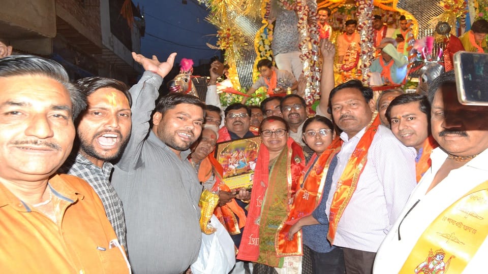 Mustachioed Ramji ride out with much fanfare