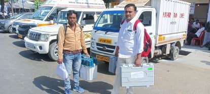 मतदान केंद्रों के लिए रवाना होती पोलिंग पार्टियां